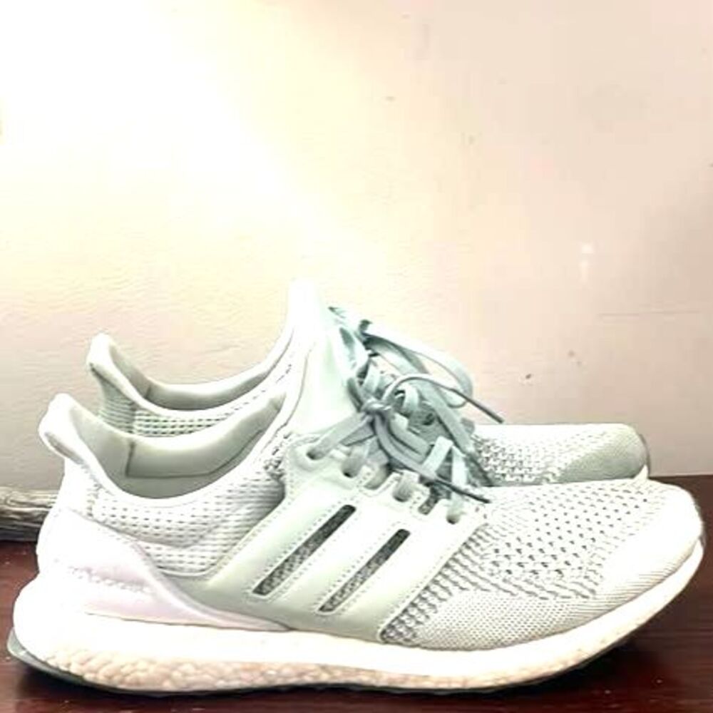 Adidas Ultra Boost Mint Green Sneakers
Men’s Sz 11 excellent!